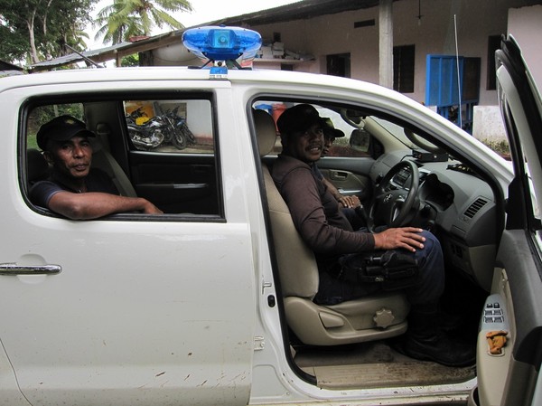 Polisen i Lospalos erbjöd mig skjuts till hotellet jag sökte i staden! Lospalos, Östtimor.