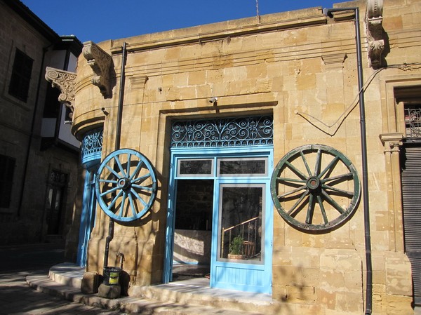 Husfasad i den turkcypriotiska delen av Nicosia.