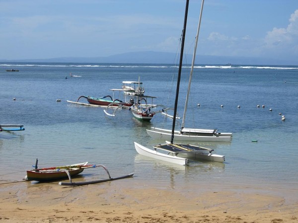 Sanur beach med ön Nusa Penida i bakgrunden, Sanur beach, Bali.