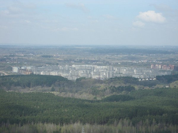 Uppe på observation deck på 190 meters höjd i Vilnius TV Tower. Gråa sovjetiska bostadshus, Vilnius.