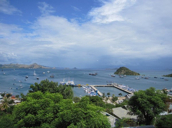 Utsikt över Labuan Bajo från mitt rum på Gardena Hotel.