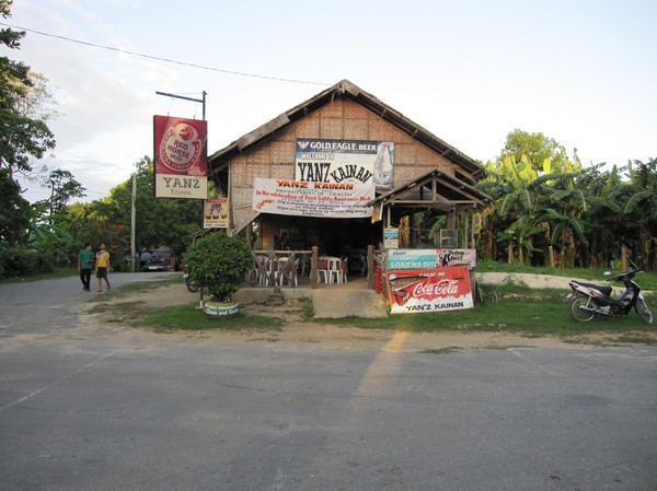 Tillbaka i Siquijor town för mat och dryck på favoritrestaurangen Yanz!