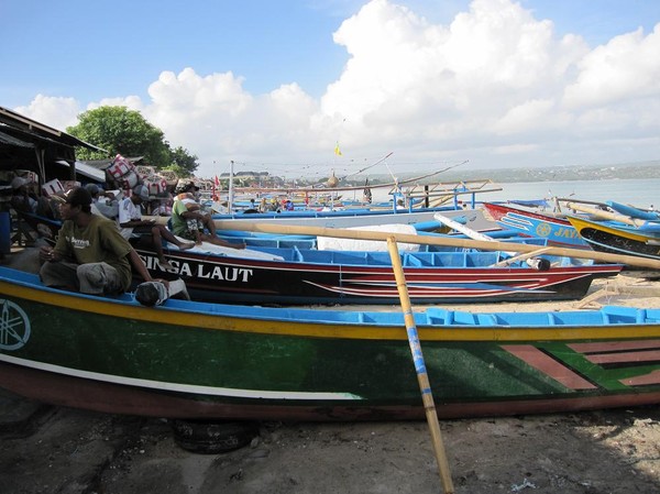 Fiskebåtar vid Jimbaran fish market, Bali.