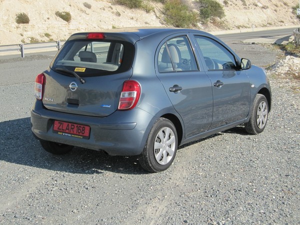 Nissan Micra med automatlåda hyrd av Hertz, i närheten av Aphrodite's Rock på Cyperns sydkust.