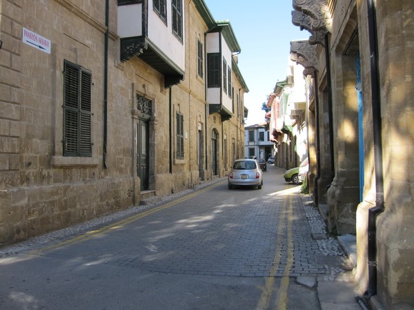 Gatuscen i den turkcypriotiska delen av Nicosia.