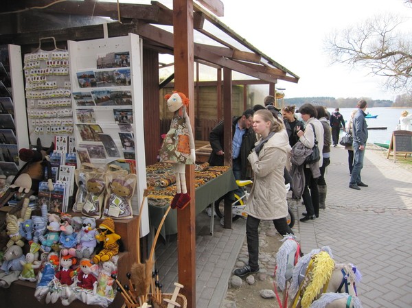 Souvenirförsäljning vid sjön, på väg till slottet, Trakai.