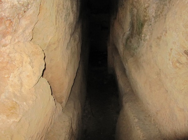 Nedgång till en av gravarna, Tombs of the kings, Pafos.