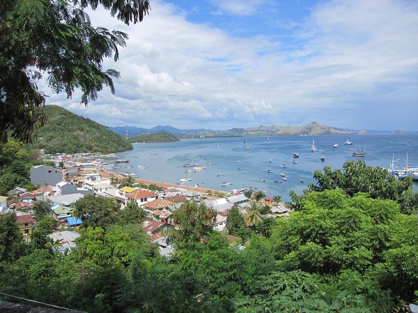 Utsikt över Labuan Bajo från mitt rum på Gardena Hotel.