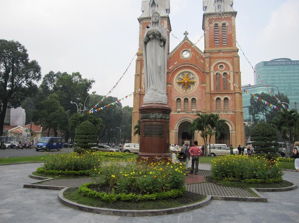 Virgin Mary framför Notre Dame Cathedral, Saigon.