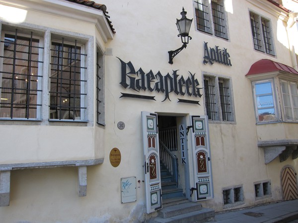 Raeapteek, ett av de äldsta ännu fungerande apoteken i Europa från 1400-talet, gamla staden, Tallinn.