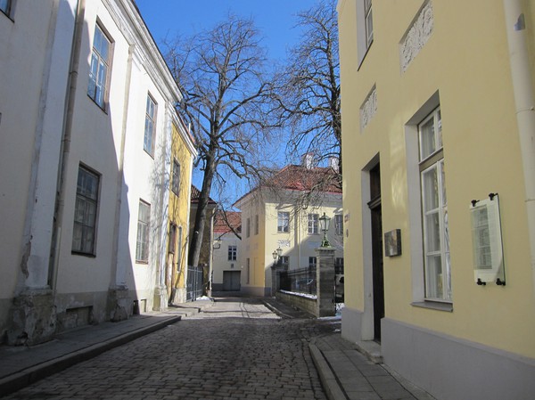 Gatuscen Toompea (domberget), gamla staden i Tallinn.