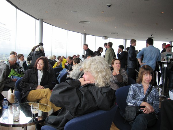 Folk som njuter av sin Guinness samt utsikten över Dublin, inne i Guiness Storehouse, Dublin, Irland.