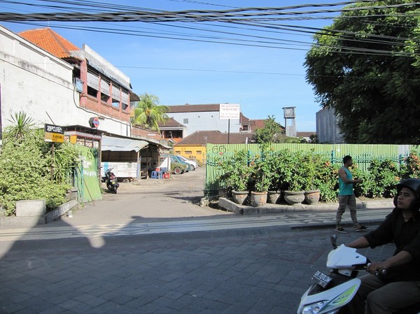 Sari Club låg här före bomben. Idag en parkeringsplats. Ingen vet fortfarande vem som äger denna markbit, Kuta beach, Bali.