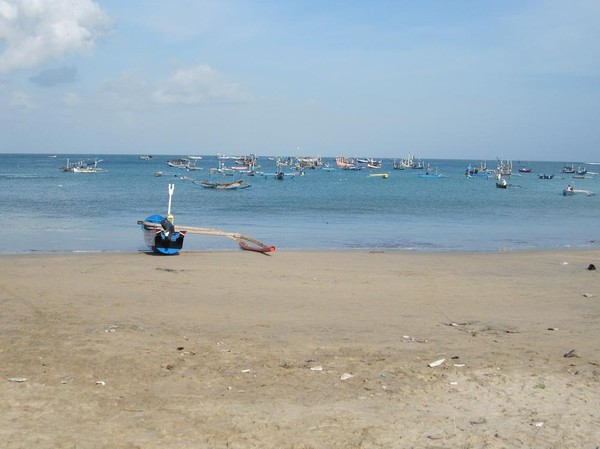 Fiskebåtar i vattnet utanför Jimbaran fish market, Bali.