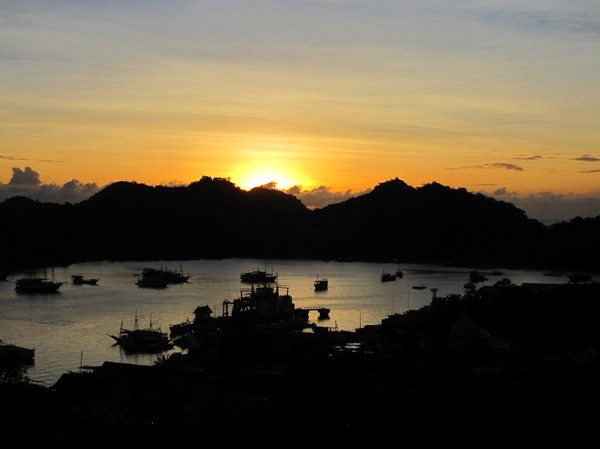 Solnedgång över Labuan Bajo från mitt rum på Gardena Hotel.