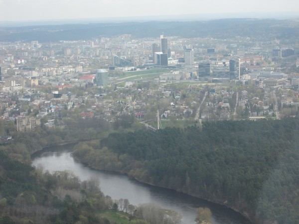 Uppe på observation deck på 190 meters höjd i Vilnius TV Tower. Centrala nya Vilnius i förgrunden, Vilnius.