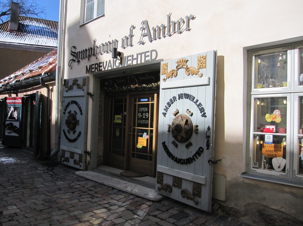 Bärnsten är stort här, Toompea (domberget), gamla staden i Tallinn.