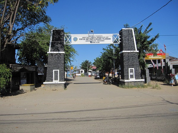 Entré till hamnen i Labuan Bajo, Flores.