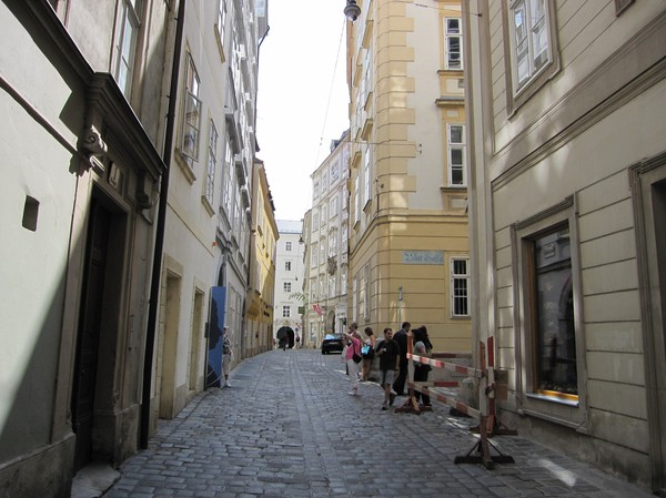 Medeltida Wien längs Domgasse bakom Stephansplatz.