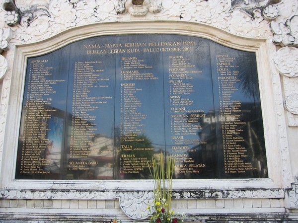 Monumentet med namnen över de som omkom i den fruktansvärda bomben den 12 oktober 2002, Kuta beach, Bali.
