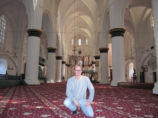 Stefan inne i Selimiye mosque i den turkcypriotiska delen av Nicosia.