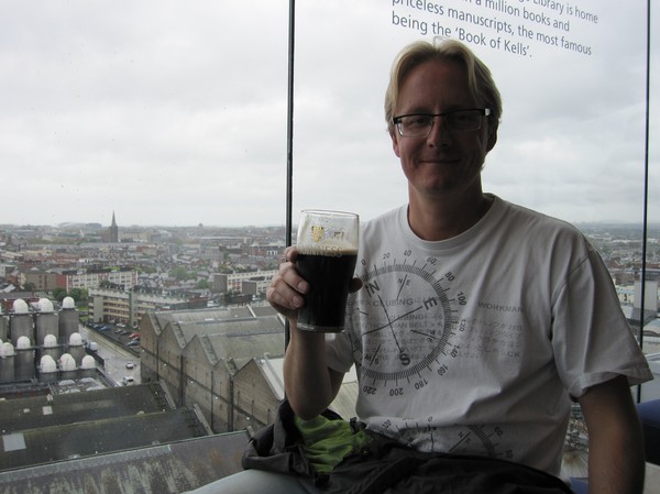 Stefan njuter av sin Guinness med ryggen mot centrala Dublin, inne i Guiness Storehouse, Dublin, Irland.