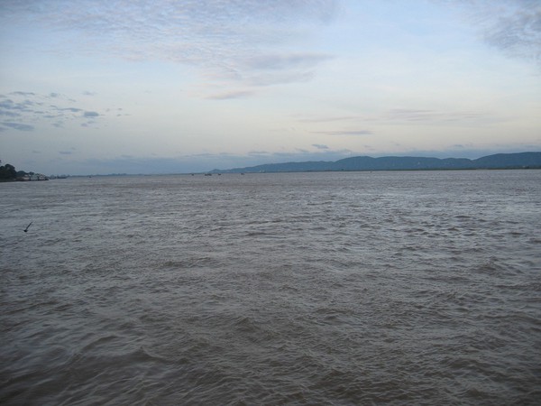 Livet längs Ayeyarwaddy River. På väg till Bagan från Mandalay med färja.