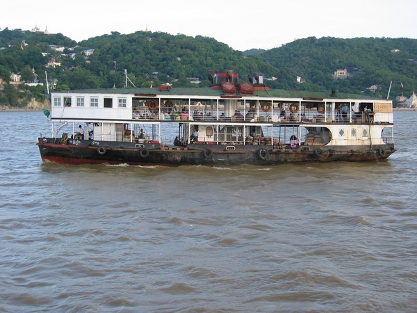 Livet längs Ayeyarwaddy River. På väg till Bagan från Mandalay med färja.