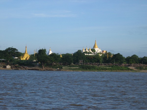 Livet längs Ayeyarwaddy River. På väg till Bagan från Mandalay med färja.