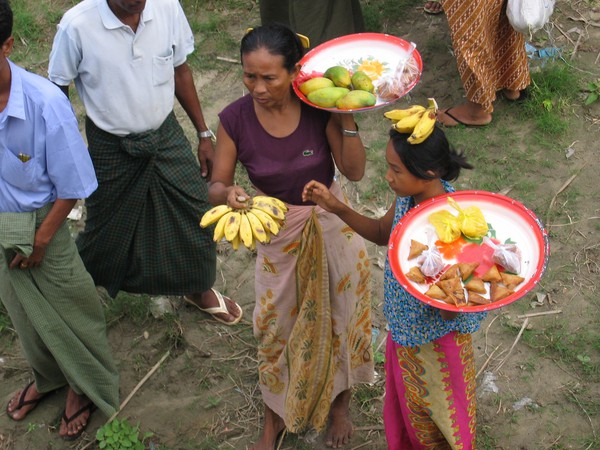 Frukt till salu när färjan lägger till, Ayeyarwaddy River.