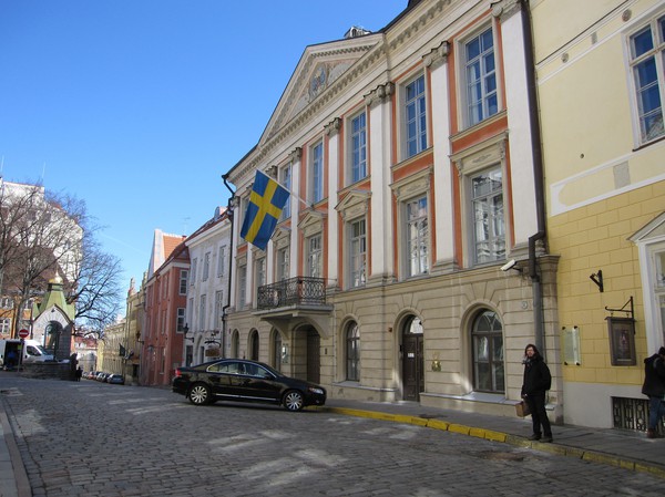 Svenska ambassaden längs gatan Pikk, gamla staden, Tallinn. Jag tror detta är det finaste läget jag har sett på en svensk ambassad.