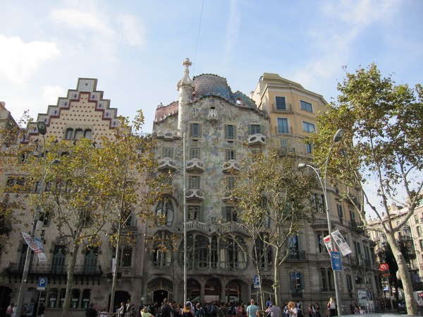 Byggnaden i mitten är Casa Batlló, Barcelona.