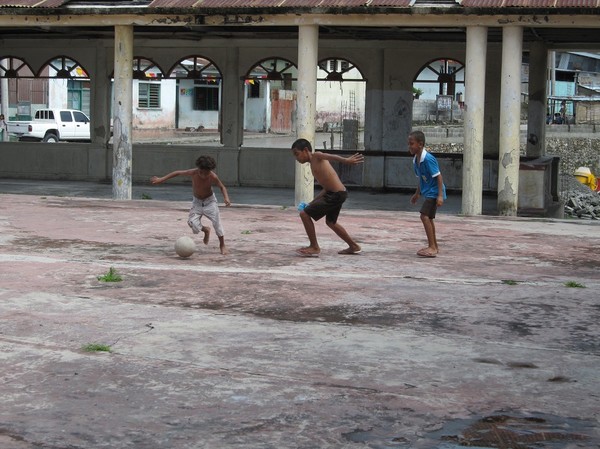 Grabbarna spelar fotboll inne i Mercado Municipal. Jag kunde inte låta bli att vara med och spela lite också, Bauacau old town, Östtimor.