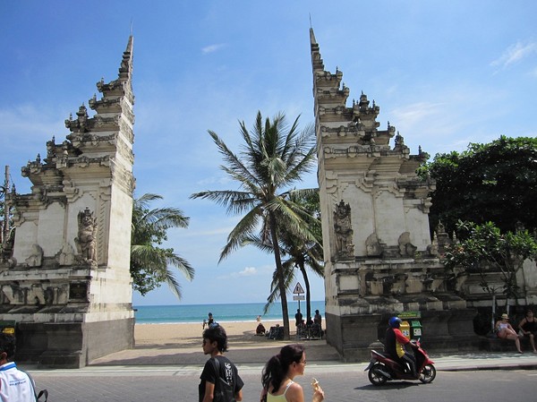 En av många entréer till Kuta beach, Bali.