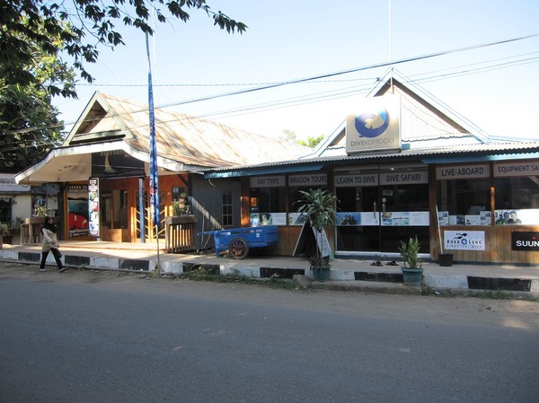 Dykshop längs huvudgatan i Labuan Bajo, Flores.