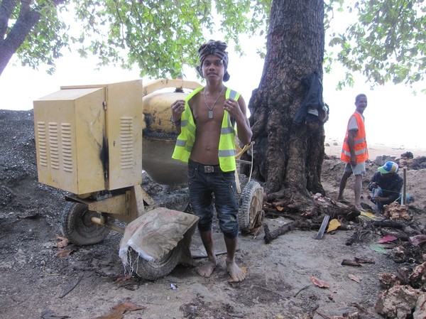 Byggarbetare längs Wataboo beach, Osolata, Baucau, Timor-Leste.