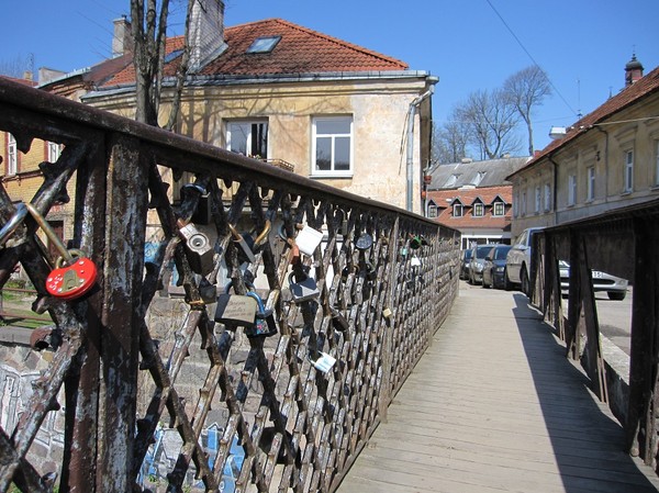 En av två broar med hänglås, Užupis, Vilnius.