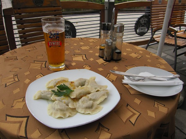 Polsk klassisk pirog lunch på en restaurang vid Plac Centralny, även kallad Lenin square, Nowa Huta, Krakow.