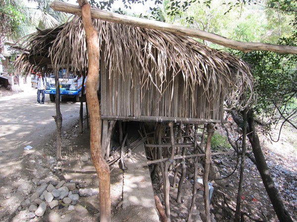 Bostäderna är oerhört enkla i fattiga Timor-Leste.