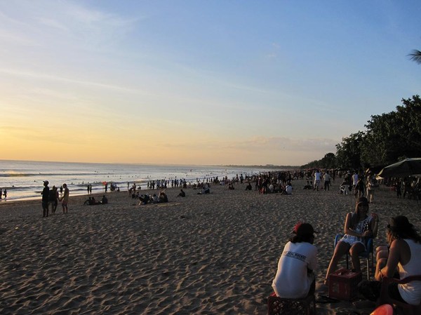 Tusentals människor på Kuta beach, Bali.