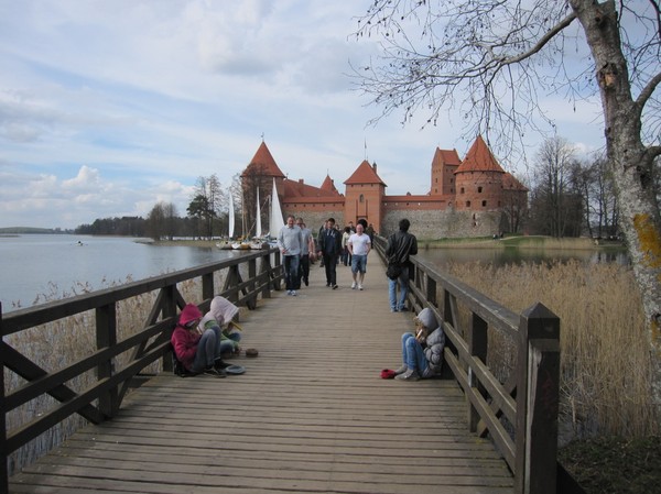 Slottet i Trakai med sista gångbron över till ön, Trakai.