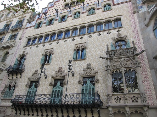 Fasader bredvid Casa Batlló, Barcelona.