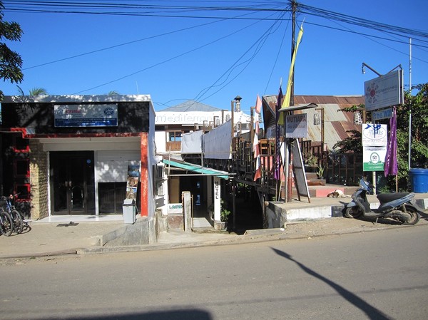 Dykshop längs huvudgatan i Labuan Bajo, Flores.