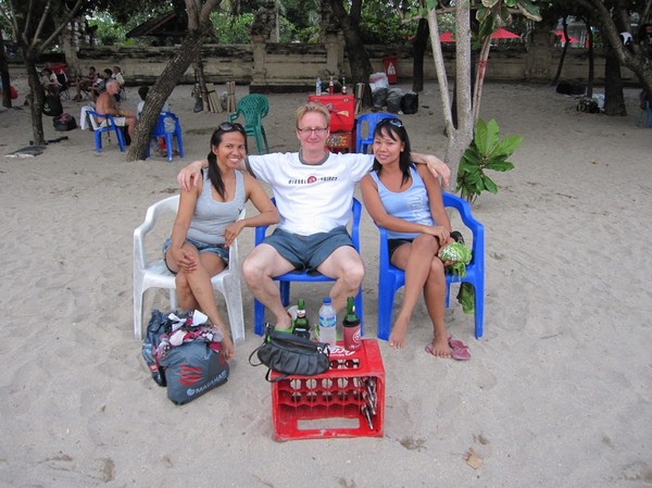 Stefan med nyvunna vänner från Surabaya, Java strax innan solnedgången, Kuta beach, Bali.