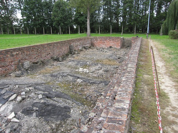 Entrén till en av de fyra gaskamrar som fanns i Birkenau. Denna är en av två som var byggda under jord. De två andra var byggda ovan jord. 2000 människor kunde gasas ihjäl vid ett och samma tillfälle.