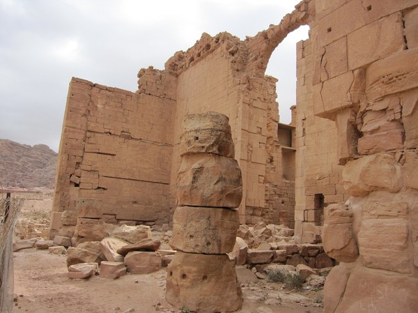 Qasr al-Bint, Petra. Man tror att detta var den antika stadens huvudtempel.