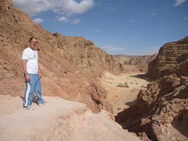 Stefan på safari i Coloured Canyon, Sinai. På denna bild har vi precis kommit upp ur Coloured Canyon.