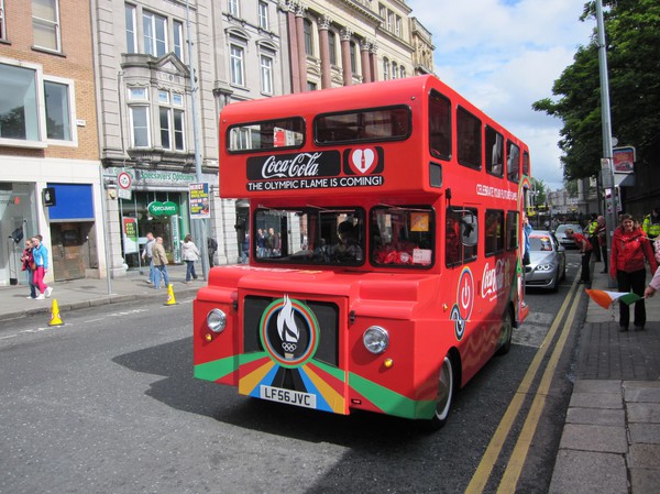 Coca Cola's reklambuss i samband med evenemanget för den olympiska elden, Dublin, Irland.