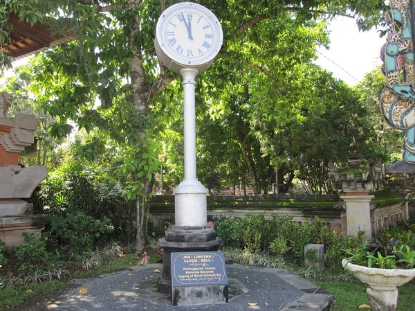 Klocka som är ett arv från den Holländska kolonialtiden i centrala Denpasar, Bali.