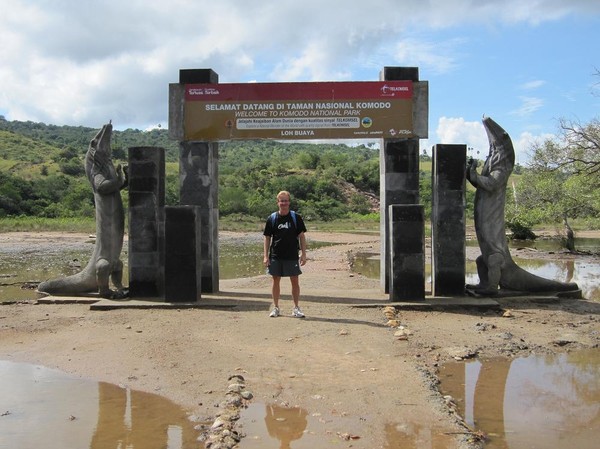 Stefan vid den officiella entrén till Komodo National Park på Rinca island.